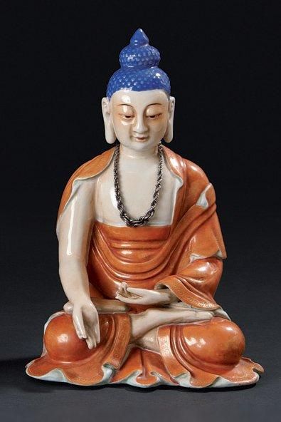 CHINE. XIXè SIÈCLE Statuette de bouddha assis en padmasana en porcelaine émaillée...