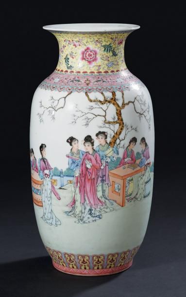 CHINE. XIXè SIÈCLE Vase de forme balustre en porcelaine blanche décorée en émaux...