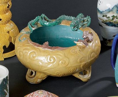 CHINE. XIXè SIÈCLE Brûle-parfum tripode en porcelaine émaillée vert, jaune et manganèse,...