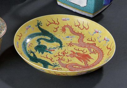 CHINE. XIXè SIÈCLE Coupe en porcelaine décorée en émaux polychromes de deux dragons...