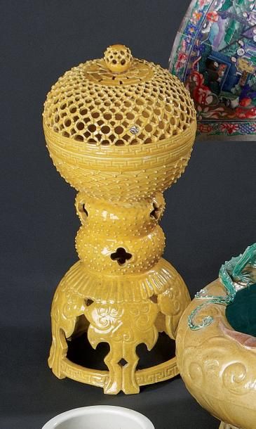 CHINE. XIXè SIÈCLE Brûle-parfum en grès émaillé jaune formé par une boule ajourée...