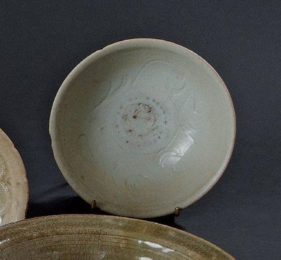 CHINE EPOQUE SONG (960-1279) Deux bols en grès émaillé céladon, à décor gravé et...