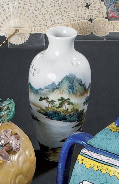 CHINE. XIXè SIÈCLE Vase de forme balustre en porcelaine décorée en émaux polychromes...