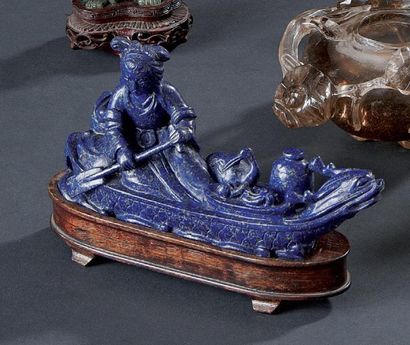 null Groupe en lapis-lazuli jeune femme dans une barque en forme de dragon, avec...