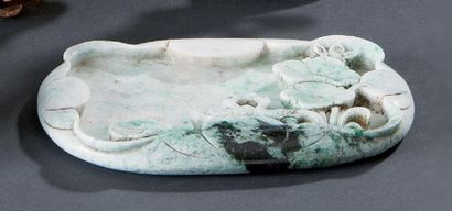 null Lave-pinceaux en néphrite verte sculpté en forme de fleur de lotus et de deux...