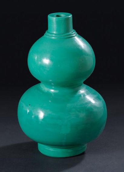 null Vase de forme double gourde en verre vert. Au revers de la base la marque Cheng......