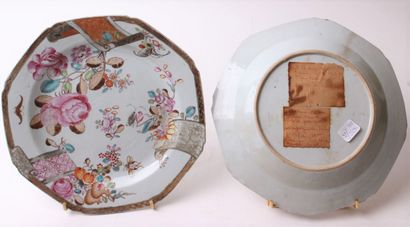 null Chine

Deux assiettes octogonales en porcelaine à décor polychrome des émaux...