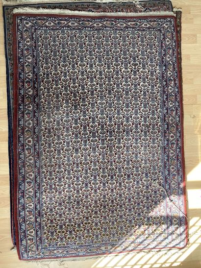 null * Ensemble de cinq tapis en laine et soie.

110 x 150 cm (environ)

État d'...