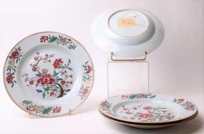 null Chine

Quatre assiettes en porcelaine à décor polychrome des émaux de la famille...