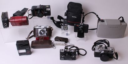 null Set of 7 various cameras. 

Rollei 35 S camera with sonnar 2.8 by 40mm lens...