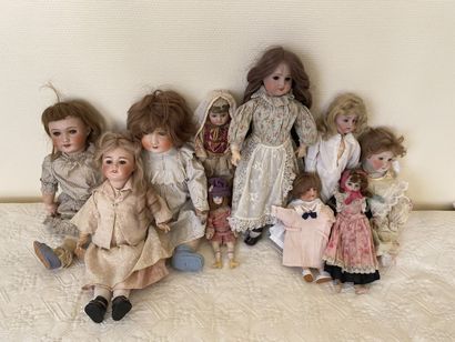 null ENSEMBLE de dix poupées dont Unis France. 

(En l'état)