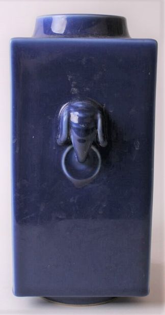 null CHINE 

Vase cong en porcelaine émaillée bleu munis de deux anses en forme d'éléphant.

Marque...