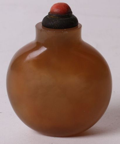 null CHINE, XIXe siècle

Tabatière en ambre, le bouchon en corail.

Haut. : 7 cm