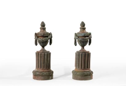 null PAIRE DE CHENETS en bronze à décor de pots à feu.

Style Louis XVI

Haut. 25,5...