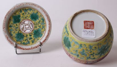 null CHINE, XXe siècle

Boîte à criquet en porcelaine à décor des émaux de la famille...