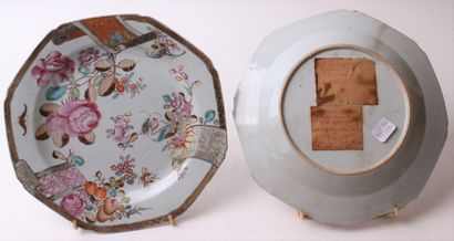 null Chine

Deux assiettes octogonales en porcelaine à décor polychrome des émaux...