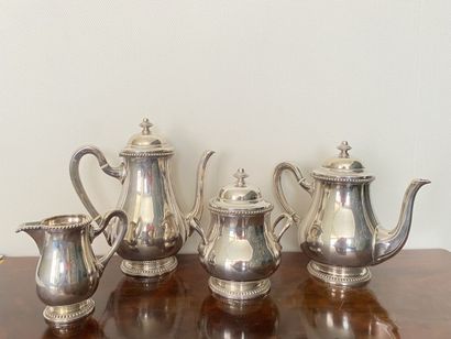 null SERVICE à thé en métal argenté à décor de frises de perles comprenant une théière,...