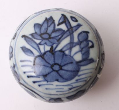 null CHINE 

Petite boite ronde couverte en porcelaine à décor en bleu sous couverte...