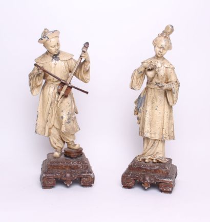 null CHINE

Deux statuettes en métal laqué représentant un couple de chinois, musicien...