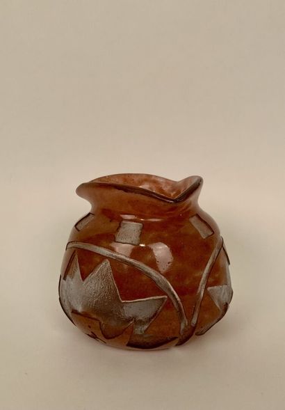 null DEGUE

Vase trilobé en pâte de verre orange à trois lobes à décor gravé à l'acide...