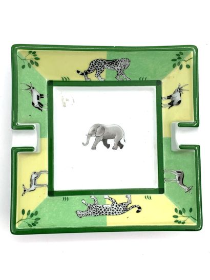 null HERMES Paris

Cendrier carré en porcelaine à décor d'un éléphant, les bords...