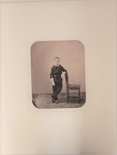 null Photographie, portraits féminins et masculins dont un enfant. Circa 1855-1865....