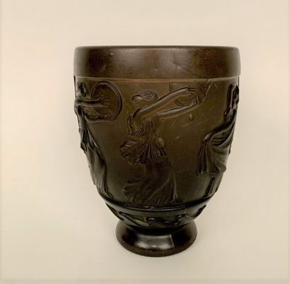 null Georges DE FEURE (1868-1943)

Vase ovoïde en verre fumé moulé pressé à décor...