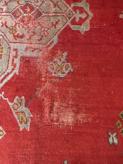 null SMYRNE, Turquie

Grand tapis en laine à fond rouge et à décor d'un médaillon...