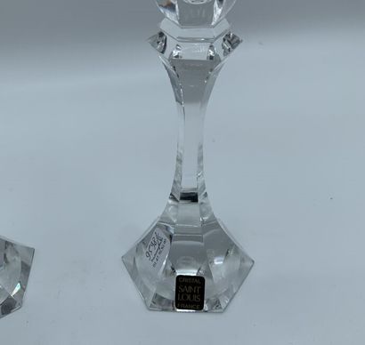 null SAINT LOUIS

Paire de flambeaux en cristal 

H. 20,5 cm

Portent la marque Cristal...