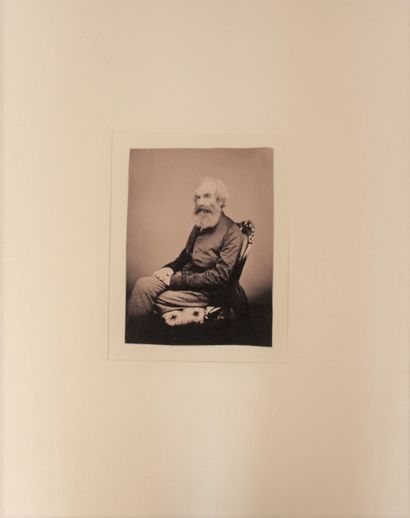 null Photographie, portraits féminins et masculins dont un enfant. Circa 1855-1865....
