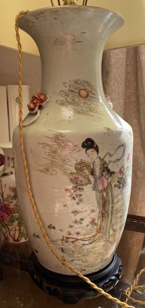 null * CHINE

Vase balustre en porcelaine à décor polychrome d'une courtisane dans...