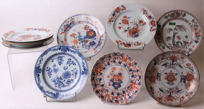 null Chine

Neuf assiettes en porcelaine à décor bleu, rouge et or Imari et en bleu...