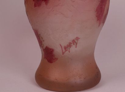 null François-Théodore LEGRAS (1839-1916)

Vase de forme pansue à bord festonné en...