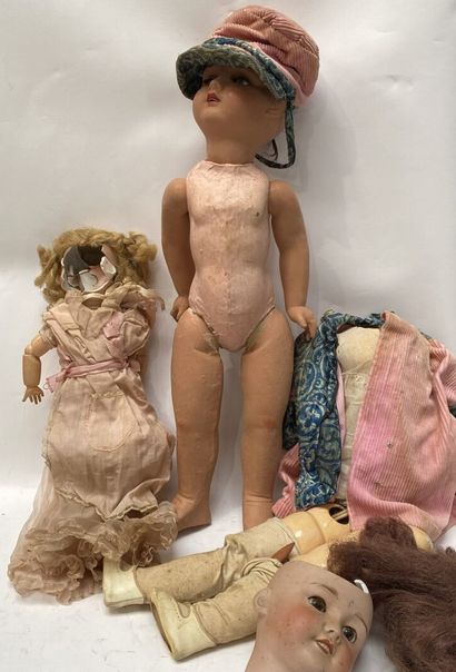 null LOT composé de trois poupées :

- Une poupée, la tête et les bras en porcelaine,...