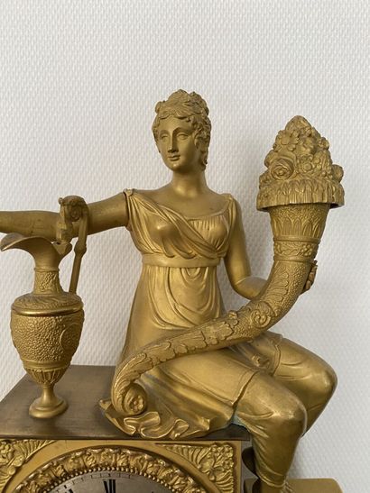 null PENDULE en bronze ciselé et doré à décor de Cérès assise tenant une corne d'abondance...