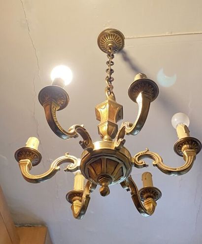 null DEUX LUSTRES en bronze doré à six bras de lumières. 

Style Louis XV et Louis...