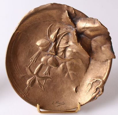 null Léon KANN (1859-1925) 

Deux vide poches en bronze doré à décor art nouveau...