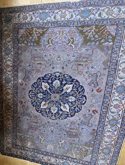 null IRAN

Tapis en laine et coton à fond bleu à décor d'un médaillon central entouré...
