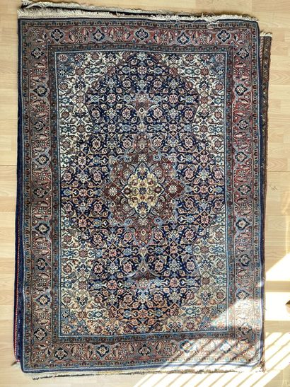 null * Ensemble de cinq tapis en laine et soie.

110 x 150 cm (environ)

État d'...