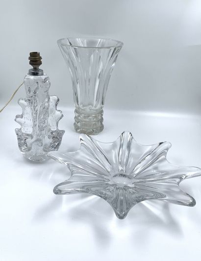 null Ensemble de verreries comprenant : 

- SAINT LOUIS, Vase en cristal taillé....