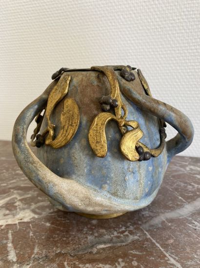null Alexandre BIGOT (1862-1927)

Vase en grès émaillé bleu et brun dans une monture...