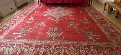 null SMYRNE, Turquie

Grand tapis en laine à fond rouge et à décor d'un médaillon...