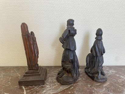 null TROIS STATUETTES en bois sculpté représentant deux saints pénitents et une Vierge...