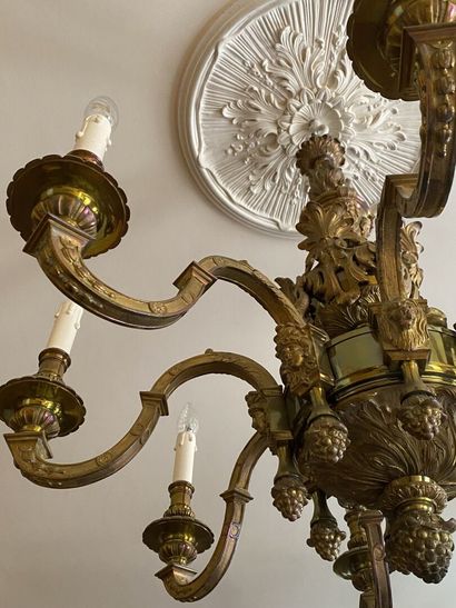 null LUSTRE en bronze ciselé et doré à huit bras de lumières en console à riche décor...