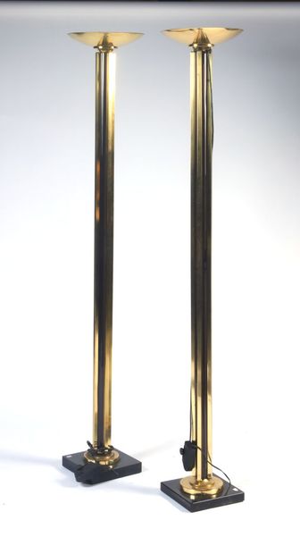 null PAIRE DE LAMPADAIRES en laiton doré

XXe siècle

H. 186 cm