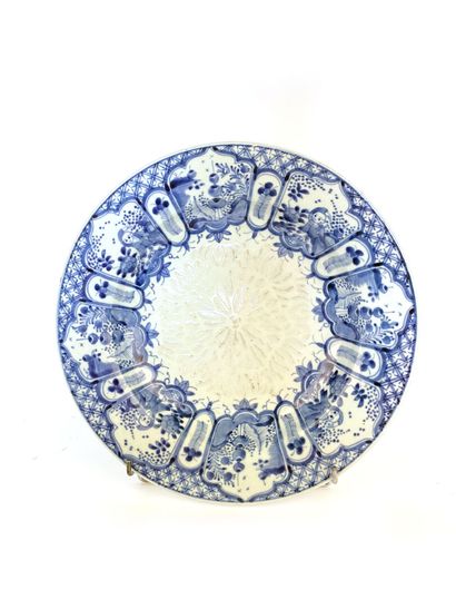 null ARITA Japon 

Plat rond en porcelaine blanc bleu à décor de personnages et fleurs...