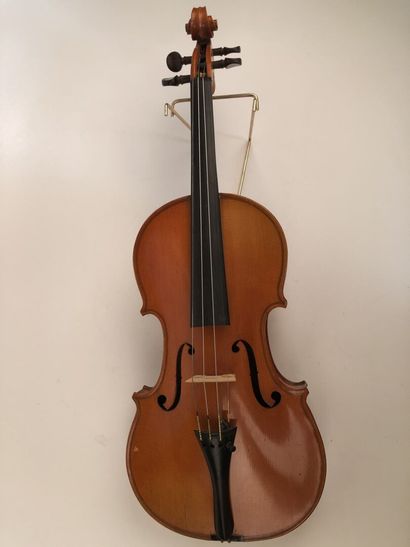 null Violin made in Méricourt bearing the label "F. Breveté de S.M.G, Duchesse d'Angoulême".

20th...