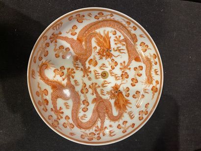 null CHINE 

Coupe en porcelaine décorée en rouge de fer à décor de deux dragons...