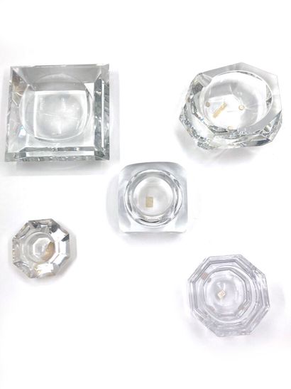 null BACCARAT

Two crystal ashtrays. Signed 



Three glass and crystal ashtrays...