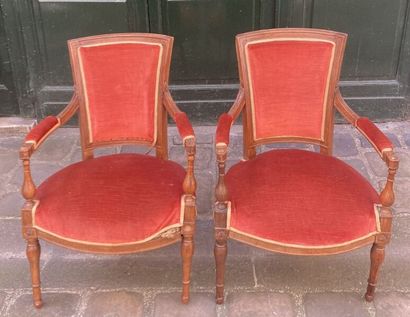 null PAIR OF ARMCHAIRS with curved back in mahogany and mahogany veneer with carved...
